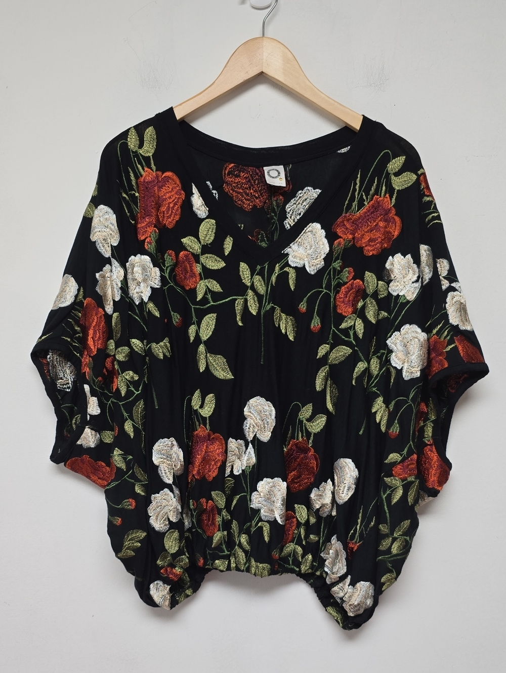Akemi + Kin Anthropologie Top Blouse Size XS/S Floral Embroidered Black Relaxed - Picture 2 of 12